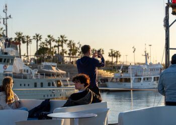 Visita a los viveros de clóchina y paseos al atardecer: dos formas de vivir Valencia desde el mar