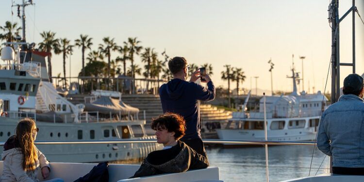 Visita a los viveros de clóchina y paseos al atardecer: dos formas de vivir Valencia desde el mar