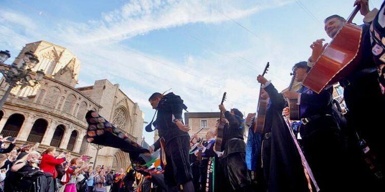 Las tunas universitarias de Valencia adelantan su tradicional Ronda a la Mare de Déu