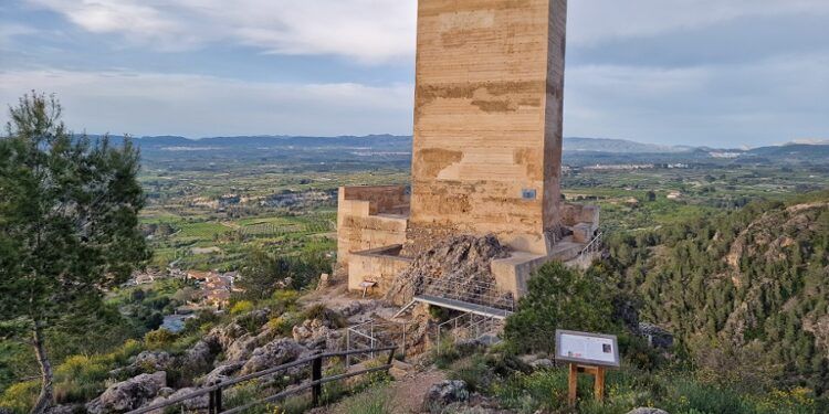 La ruta al Castell de Carrícola: un paseo entre arte, historia y naturaleza en la Vall d’Albaida