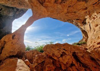 Una ruta en la Serra de Mariola lleva a una cueva prehistórica y a un poblado íbero fortificado