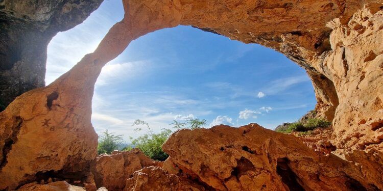 Una ruta en la Serra de Mariola lleva a una cueva prehistórica y a un poblado íbero fortificado