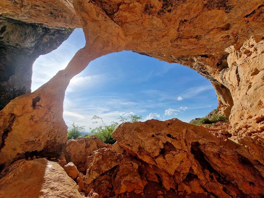 Una ruta en la Serra de Mariola lleva a una cueva prehistórica y a un poblado íbero fortificado