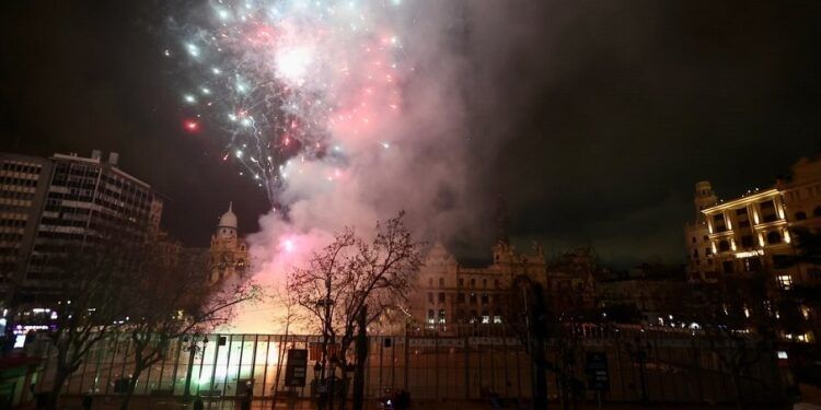 Valencia sortea 200 plazas para ver la mascletà nocturna del Día de la Madre desde el Ayuntamiento