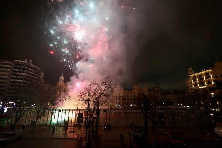 Valencia sortea 200 plazas para ver la mascletà nocturna del Día de la Madre desde el Ayuntamiento