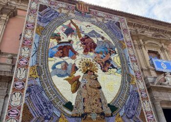 El tapiz floral de la Mare de Déu 2026 rinde homenaje a la bóveda barroca de Palomino de la Basílica