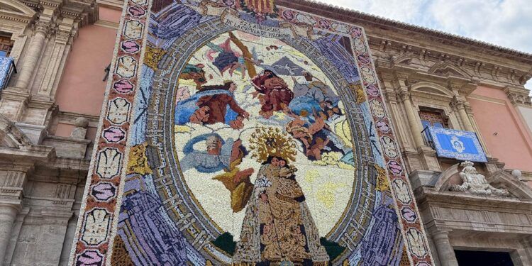 El tapiz floral de la Mare de Déu 2026 rinde homenaje a la bóveda barroca de Palomino de la Basílica