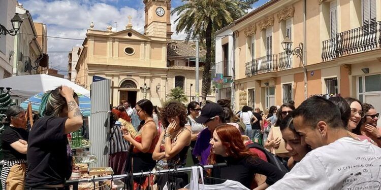 Benimarket vuelve a Benimaclet con música, artesanía, asociaciones y un desfile de moda ética