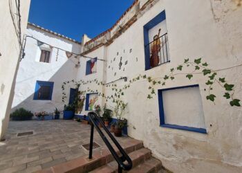 CastilleArte sigue transformando el casco histórico de Buñol con arte urbano, flores, ganchillo y participación vecinal