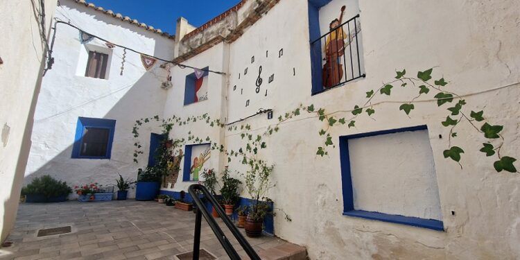CastilleArte sigue transformando el casco histórico de Buñol con arte urbano, flores, ganchillo y participación vecinal