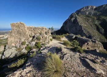 El Castillo de Aljubea, la olvidada fortaleza de Polop escondida en las faldas del Ponoig