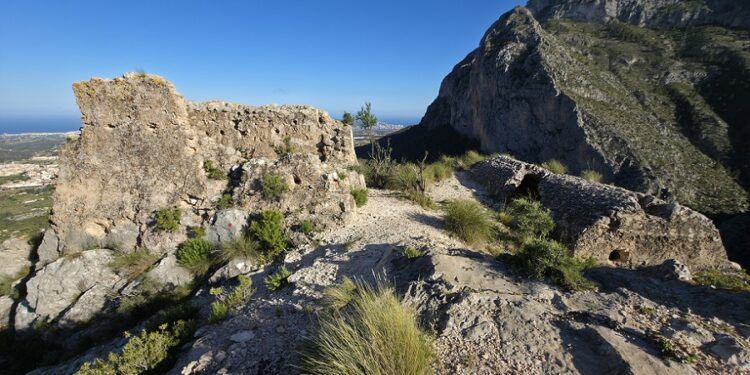 El Castillo de Aljubea, la olvidada fortaleza de Polop escondida en las faldas del Ponoig