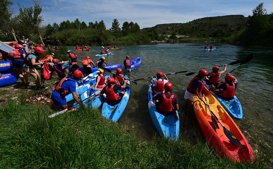 El Descenso Popular del Júcar regresa este 2026 con cinco jornadas para recorrer el río en kayak o SUP