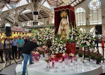 El Mercado Central de Valencia rinde homenaje a la Virgen de los Desamparados con ofrenda floral y actos tradicionales