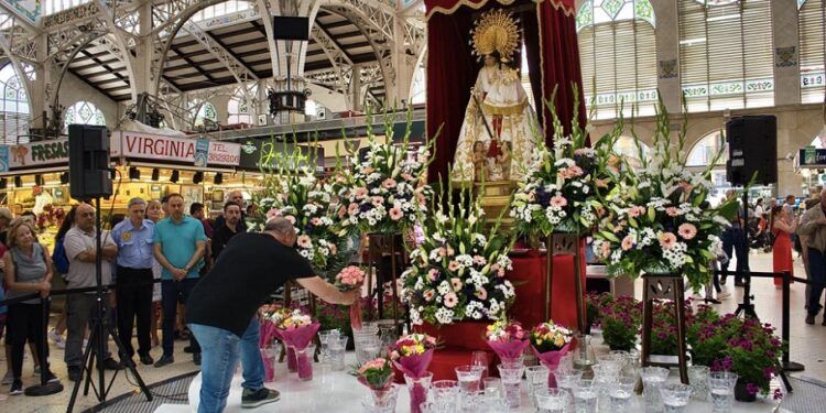 El Mercado Central de Valencia rinde homenaje a la Virgen de los Desamparados con ofrenda floral y actos tradicionales