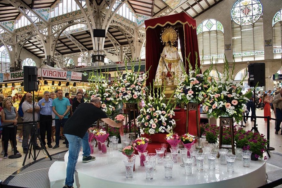 El Mercado Central de Valencia rinde homenaje a la Virgen de los Desamparados con ofrenda floral y actos tradicionales