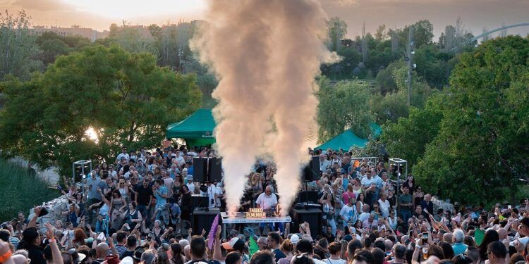 Un gran tardeo remember tomará el Parque de Cabecera con dos cabinas y dos ambientes musicales