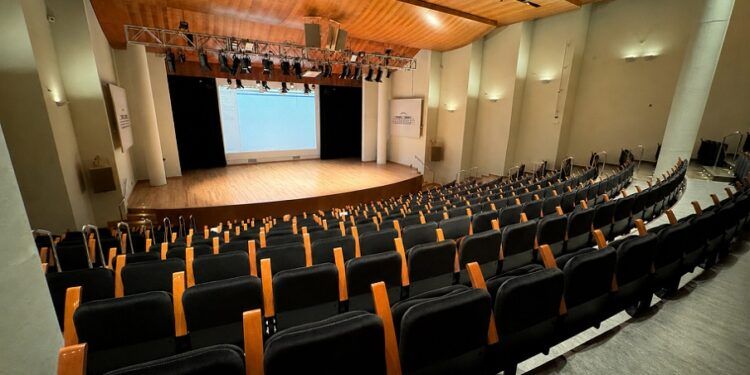 Concierto gratuito de rondallas en el Palau de la Música de Valencia con música tradicional valenciana