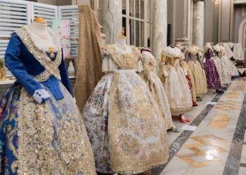 El Salón de Cristal del Ayuntamiento de Valencia acoge una exposición gratuita con joyas de la indumentaria valenciana