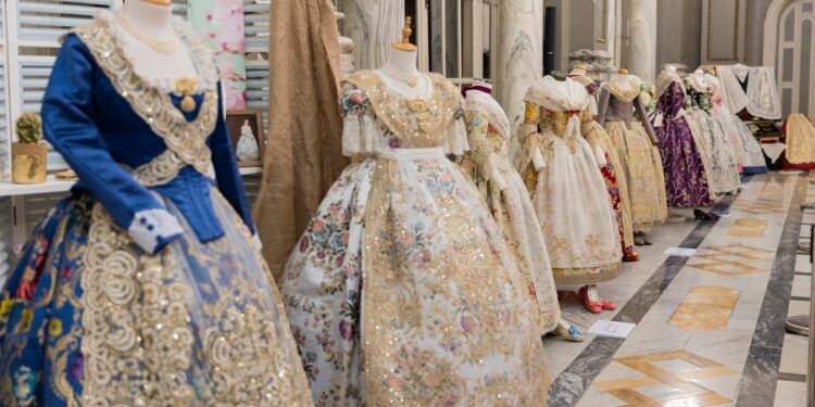 El Salón de Cristal del Ayuntamiento de Valencia acoge una exposición gratuita con joyas de la indumentaria valenciana