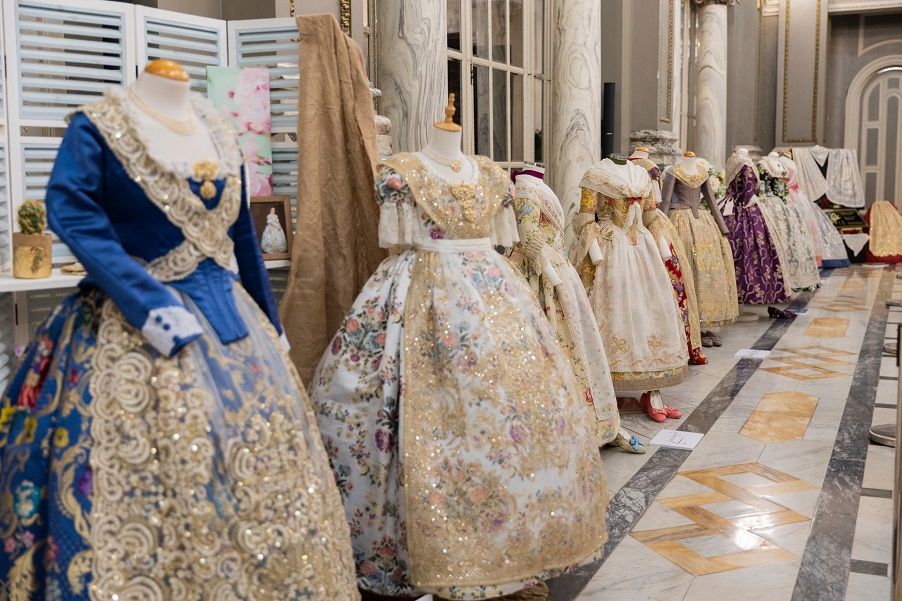 El Salón de Cristal del Ayuntamiento de Valencia acoge una exposición gratuita con joyas de la indumentaria valenciana