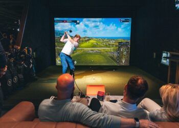 Valencia inaugura el primer club de golf indoor de la ciudad con simuladores, zonas de bar y espacio para eventos