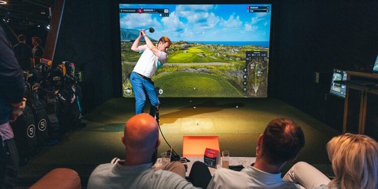 Valencia inaugura el primer club de golf indoor de la ciudad con simuladores, zonas de bar y espacio para eventos