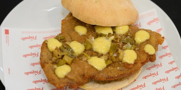 El Mejor Paquito de Valencia en 2026 lleva escalope de cordero empanado, ajetes y allioli de ajo asado