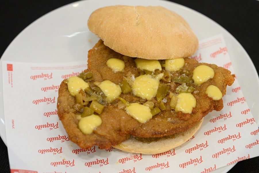 El Mejor Paquito de Valencia en 2026 lleva escalope de cordero empanado, ajetes y allioli de ajo asado