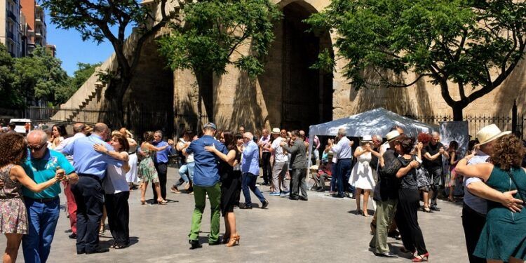 Valencia se llena de tango al aire libre en mayo con tres milongas gratuitas en plazas de la ciudad