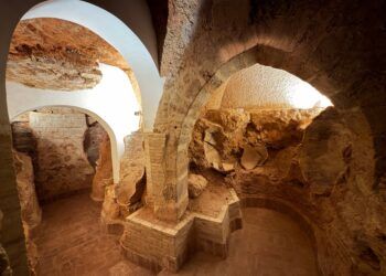 La Bodega Subterránea del Ayuntamiento de Utiel reabre tras su rehabilitación por los daños causados por la DANA