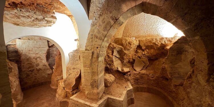 La Bodega Subterránea del Ayuntamiento de Utiel reabre tras su rehabilitación por los daños causados por la DANA