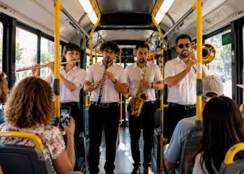 Valencia celebra el Día Internacional de la Música con conciertos dentro de los autobuses de la EMT