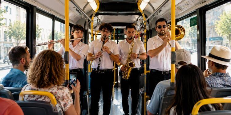 Valencia celebra el Día Internacional de la Música con conciertos dentro de los autobuses de la EMT