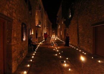 Más de 8.000 velas, música en directo y un pueblo medieval: vuelve la noche más mágica de Culla
