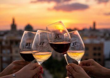 Tardeo con vinos de la DO Utiel-Requena, gastronomía y música en directo con vistas exclusivas al skyline de Valencia