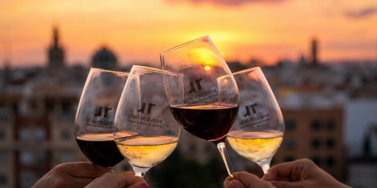 Tardeo con vinos de la DO Utiel-Requena, gastronomía y música en directo con vistas exclusivas al skyline de Valencia