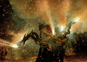Dragones, diablos, bestias de fuego y un mercado medieval: así es una de las fiestas más espectaculares del verano en Castellón