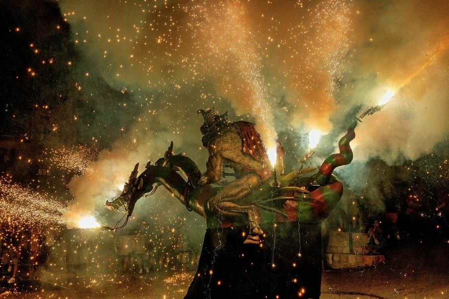 Dragones, diablos, bestias de fuego y un mercado medieval: así es una de las fiestas más espectaculares del verano en Castellón