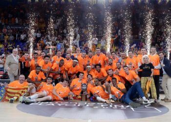 El Valencia Basket celebra su segunda Liga Endesa con una fiesta en el Roig Arena y lanza una camiseta conmemorativa