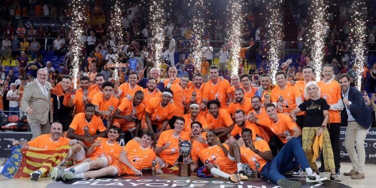 El Valencia Basket celebra su segunda Liga Endesa con una fiesta en el Roig Arena y lanza una camiseta conmemorativa