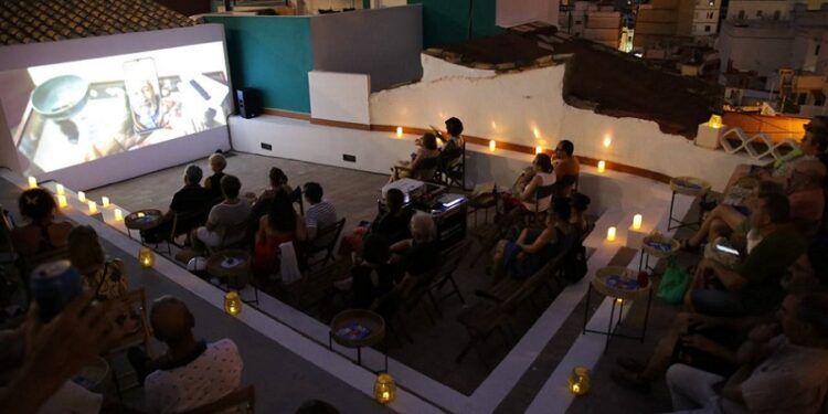 Regresan las noches de verano con cine clásico gratuito al aire libre en el barrio del Pou de Cullera