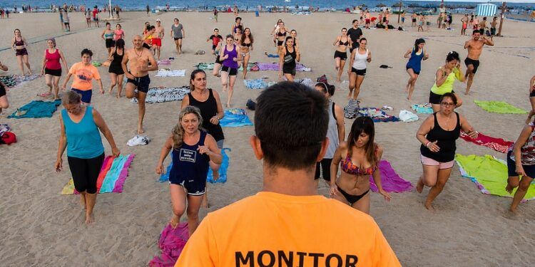 Vuelven a Valencia las clases gratis para hacer deporte en la playa de la Malvarrosa: horarios y cómo apuntarse