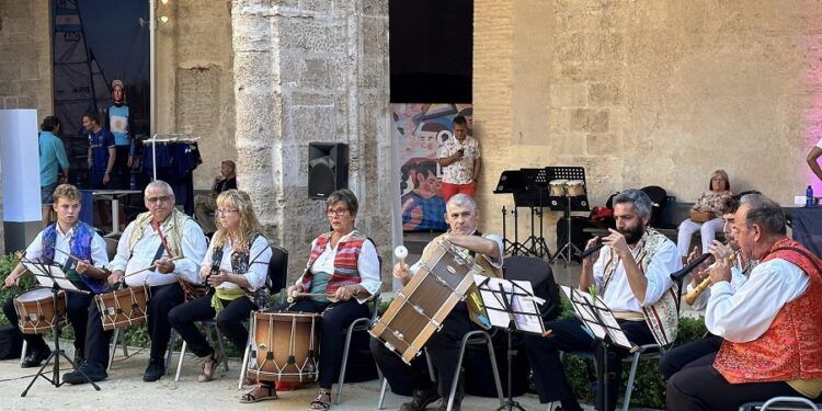 El claustro gótico del Centre del Carme acoge una muestra gratuita de collas y cant valencià d’estil