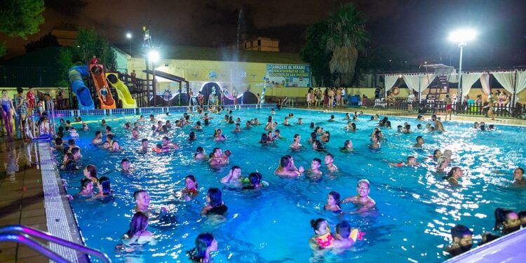 Noches temáticas en la piscina del Parque del Oeste de Valencia 2026: fechas y programa completo