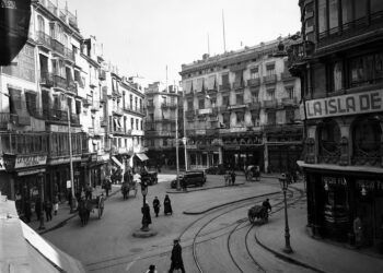Cuando Valencia estrenó su primer semáforo: la historia de la farola luminosa de la Plaza de la Reina