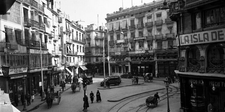 Cuando Valencia estrenó su primer semáforo: la historia de la farola luminosa de la Plaza de la Reina