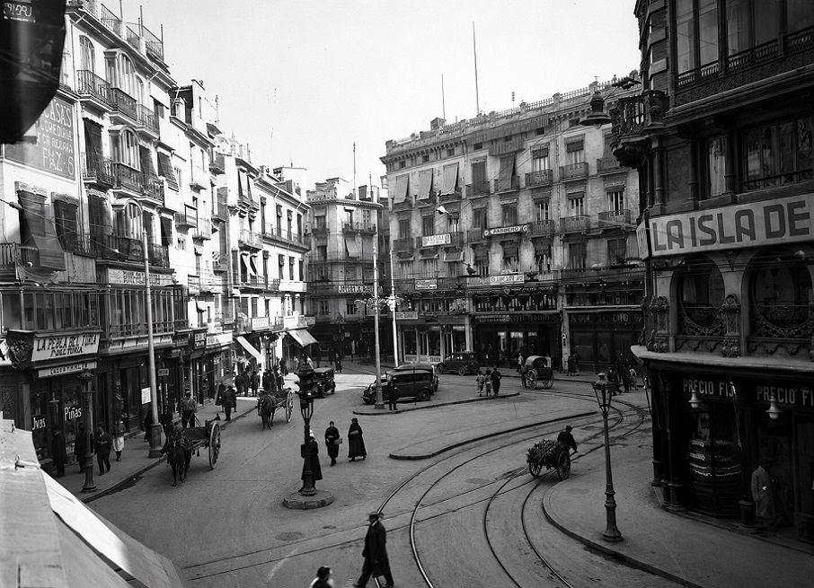 Cuando Valencia estrenó su primer semáforo: la historia de la farola luminosa de la Plaza de la Reina