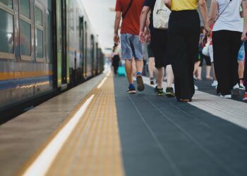 El programa Verano Joven 2026 ofrece descuentos de hasta el 90% para jóvenes que viajen en tren y autobús