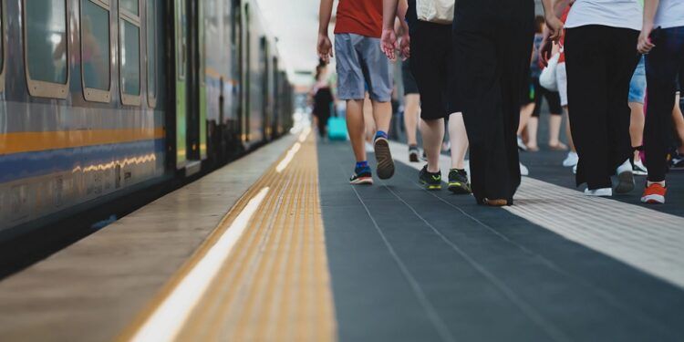 El programa Verano Joven 2026 ofrece descuentos de hasta el 90% para jóvenes que viajen en tren y autobús